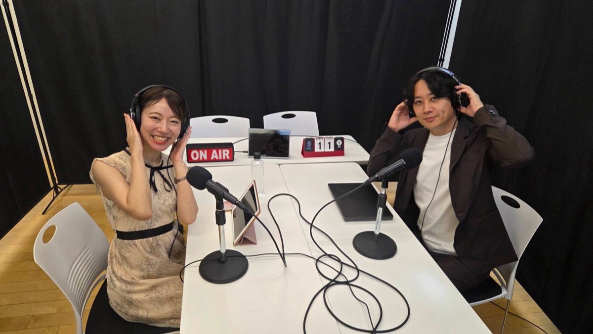 かわさきFMのスタジオで収録する上條美沙子さんと山本浩之