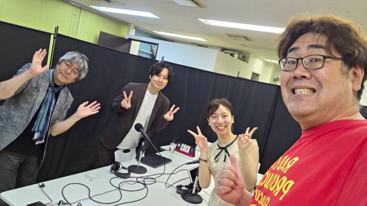 収録後のスタジオでの出演者とスタッフ